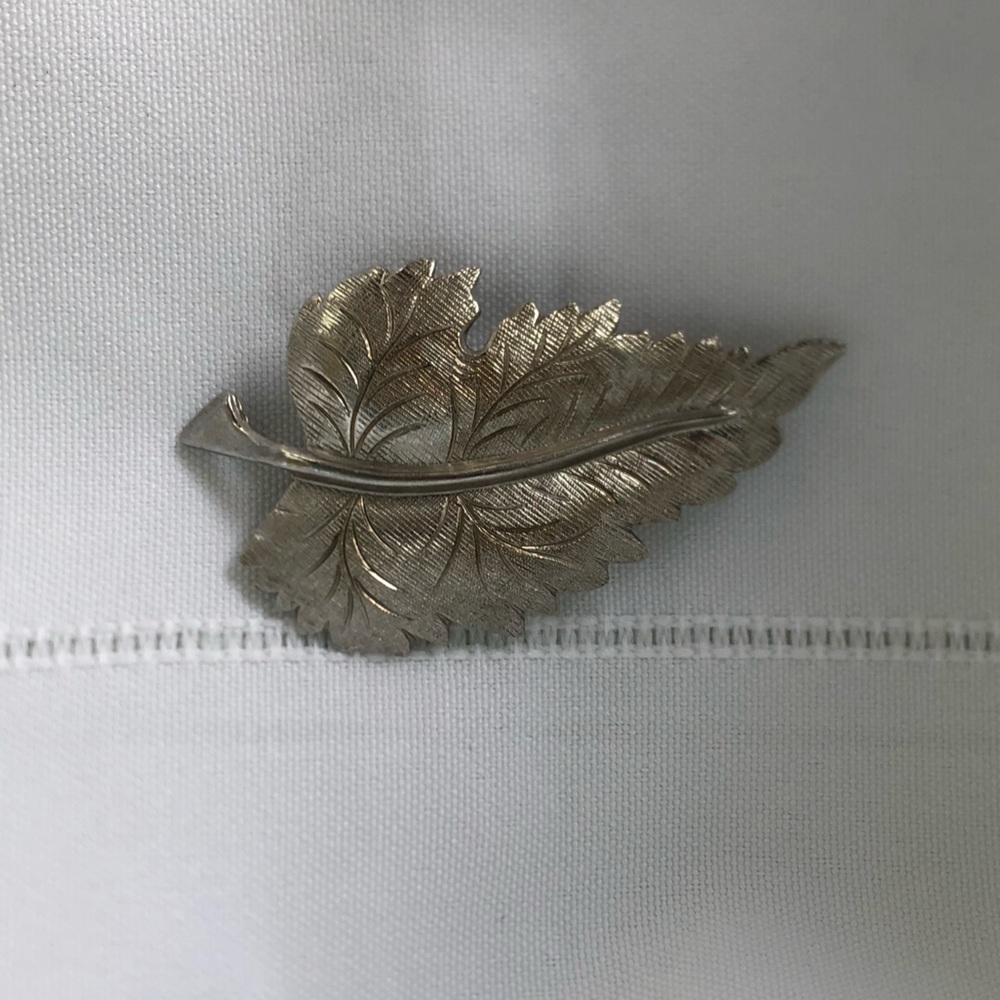 Vtg Silver Tone Etched Leaf Brooch